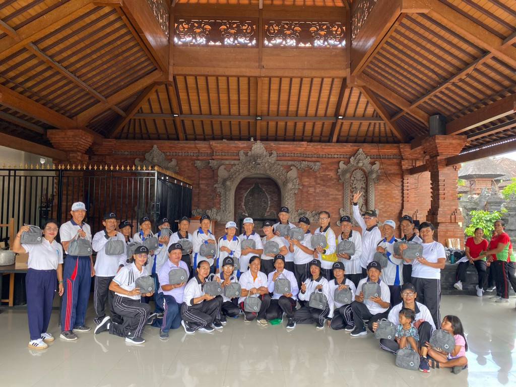 Kegiatan Pembagian Tas yang Berisikan Makanan Sehat Bagi Para Lansia di Banjar Celuk Dalung